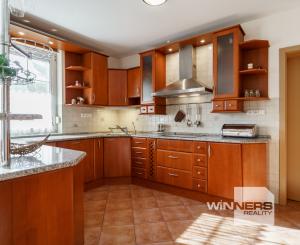 Ponúkame na predaj priestranný rodinný dom 456,06m2 s bazénom v tichej ulici, blízko centra Stupavy