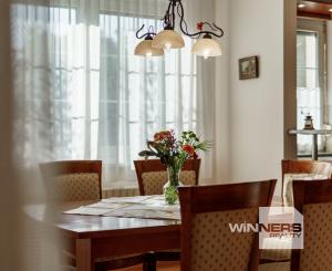 Ponúkame na predaj priestranný rodinný dom 456,06m2 s bazénom v tichej ulici, blízko centra Stupavy