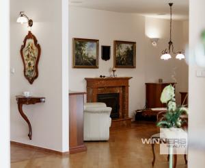 Ponúkame na predaj priestranný rodinný dom 456,06m2 s bazénom v tichej ulici, blízko centra Stupavy