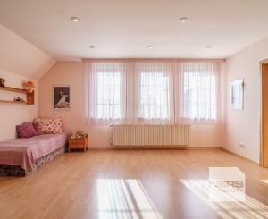 Ponúkame na predaj priestranný rodinný dom 456,06m2 s bazénom v tichej ulici, blízko centra Stupavy