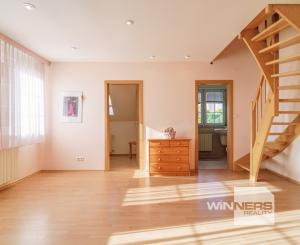 Ponúkame na predaj priestranný rodinný dom 456,06m2 s bazénom v tichej ulici, blízko centra Stupavy