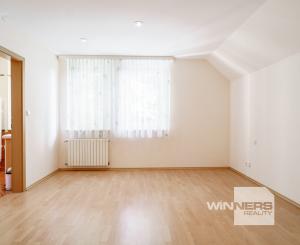 Ponúkame na predaj priestranný rodinný dom 456,06m2 s bazénom v tichej ulici, blízko centra Stupavy