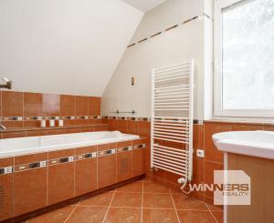 Ponúkame na predaj priestranný rodinný dom 456,06m2 s bazénom v tichej ulici, blízko centra Stupavy