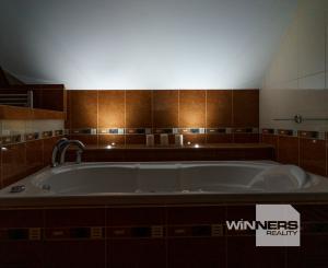 Ponúkame na predaj priestranný rodinný dom 456,06m2 s bazénom v tichej ulici, blízko centra Stupavy