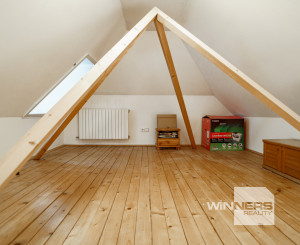 Ponúkame na predaj priestranný rodinný dom 456,06m2 s bazénom v tichej ulici, blízko centra Stupavy