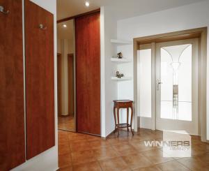 Ponúkame na predaj priestranný rodinný dom 456,06m2 s bazénom v tichej ulici, blízko centra Stupavy