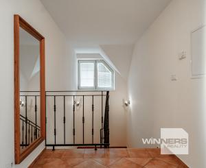 Ponúkame na predaj priestranný rodinný dom 456,06m2 s bazénom v tichej ulici, blízko centra Stupavy