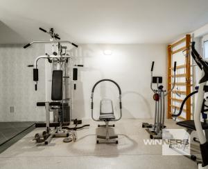 Ponúkame na predaj priestranný rodinný dom 456,06m2 s bazénom v tichej ulici, blízko centra Stupavy