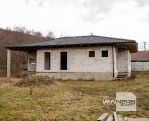 NA PREDAJ – Moderný 4-izbový rodinný dom s veľkou terasou a súkromím | Hontianske Nemce | pozemok 765 m²