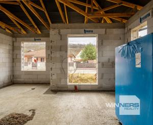 NA PREDAJ – Moderný 4-izbový rodinný dom s veľkou terasou a súkromím | Hontianske Nemce | pozemok 765 m²