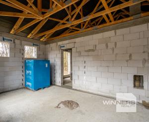 NA PREDAJ – Moderný 4-izbový rodinný dom s veľkou terasou a súkromím | Hontianske Nemce | pozemok 765 m²