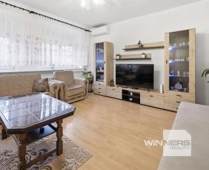 REZERVOVANÉ - Na predaj zrekonštruovaný 3-izbový s loggiou, 74,50 m2, Revúcka ulica, Bratislava-Nivy