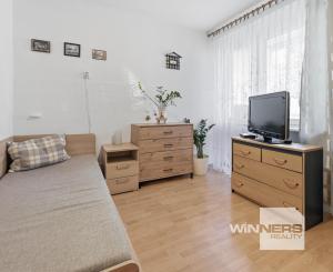 REZERVOVANÉ - Na predaj zrekonštruovaný 3-izbový s loggiou, 74,50 m2, Revúcka ulica, Bratislava-Nivy