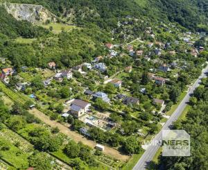 Na predaj pozemok s projektom a stavebným povolením DNV, južný svah s výhľadom na Rakúsko