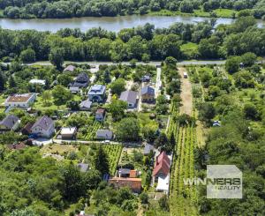 Na predaj pozemok s projektom a stavebným povolením DNV, južný svah s výhľadom na Rakúsko