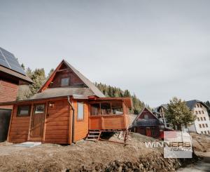 EXKLUZÍVNE Vám ponúkame na predaj dvojpodlažnú rekreačnú chatu s moderným interiérom v časti obce Litmanová