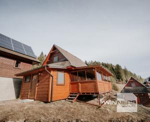 EXKLUZÍVNE Vám ponúkame na predaj dvojpodlažnú rekreačnú chatu s moderným interiérom v časti obce Litmanová