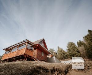 EXKLUZÍVNE Vám ponúkame na predaj dvojpodlažnú rekreačnú chatu s moderným interiérom v časti obce Litmanová