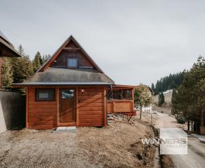 EXKLUZÍVNE Vám ponúkame na predaj dvojpodlažnú rekreačnú chatu s moderným interiérom v časti obce Litmanová