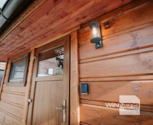 EXKLUZÍVNE Vám ponúkame na predaj dvojpodlažnú rekreačnú chatu s moderným interiérom v časti obce Litmanová