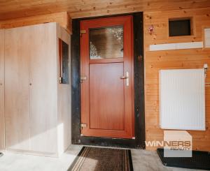 EXKLUZÍVNE Vám ponúkame na predaj dvojpodlažnú rekreačnú chatu s moderným interiérom v časti obce Litmanová