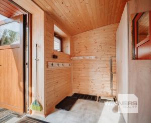 EXKLUZÍVNE Vám ponúkame na predaj dvojpodlažnú rekreačnú chatu s moderným interiérom v časti obce Litmanová