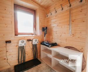 EXKLUZÍVNE Vám ponúkame na predaj dvojpodlažnú rekreačnú chatu s moderným interiérom v časti obce Litmanová