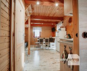 EXKLUZÍVNE Vám ponúkame na predaj dvojpodlažnú rekreačnú chatu s moderným interiérom v časti obce Litmanová