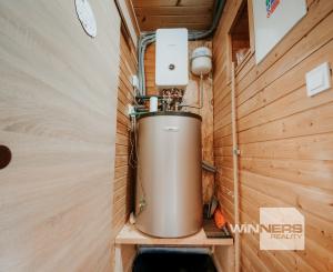 EXKLUZÍVNE Vám ponúkame na predaj dvojpodlažnú rekreačnú chatu s moderným interiérom v časti obce Litmanová