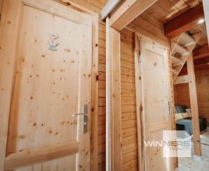 EXKLUZÍVNE Vám ponúkame na predaj dvojpodlažnú rekreačnú chatu s moderným interiérom v časti obce Litmanová