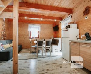 EXKLUZÍVNE Vám ponúkame na predaj dvojpodlažnú rekreačnú chatu s moderným interiérom v časti obce Litmanová