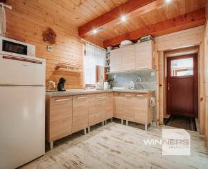 EXKLUZÍVNE Vám ponúkame na predaj dvojpodlažnú rekreačnú chatu s moderným interiérom v časti obce Litmanová