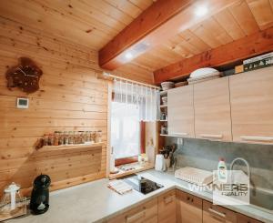 EXKLUZÍVNE Vám ponúkame na predaj dvojpodlažnú rekreačnú chatu s moderným interiérom v časti obce Litmanová