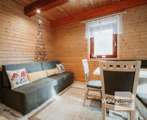 EXKLUZÍVNE Vám ponúkame na predaj dvojpodlažnú rekreačnú chatu s moderným interiérom v časti obce Litmanová