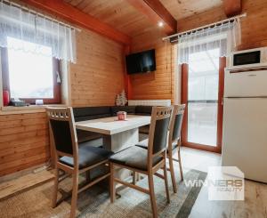 EXKLUZÍVNE Vám ponúkame na predaj dvojpodlažnú rekreačnú chatu s moderným interiérom v časti obce Litmanová