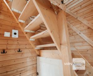 EXKLUZÍVNE Vám ponúkame na predaj dvojpodlažnú rekreačnú chatu s moderným interiérom v časti obce Litmanová