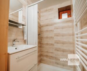 EXKLUZÍVNE Vám ponúkame na predaj dvojpodlažnú rekreačnú chatu s moderným interiérom v časti obce Litmanová