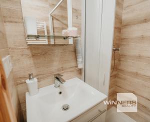 EXKLUZÍVNE Vám ponúkame na predaj dvojpodlažnú rekreačnú chatu s moderným interiérom v časti obce Litmanová