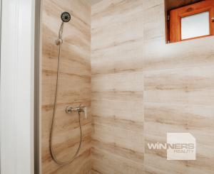 EXKLUZÍVNE Vám ponúkame na predaj dvojpodlažnú rekreačnú chatu s moderným interiérom v časti obce Litmanová