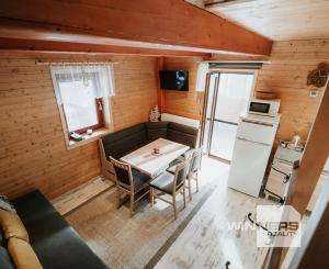 EXKLUZÍVNE Vám ponúkame na predaj dvojpodlažnú rekreačnú chatu s moderným interiérom v časti obce Litmanová