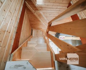 EXKLUZÍVNE Vám ponúkame na predaj dvojpodlažnú rekreačnú chatu s moderným interiérom v časti obce Litmanová