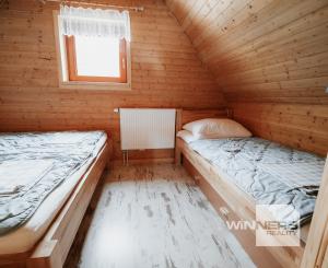 EXKLUZÍVNE Vám ponúkame na predaj dvojpodlažnú rekreačnú chatu s moderným interiérom v časti obce Litmanová