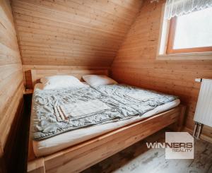 EXKLUZÍVNE Vám ponúkame na predaj dvojpodlažnú rekreačnú chatu s moderným interiérom v časti obce Litmanová