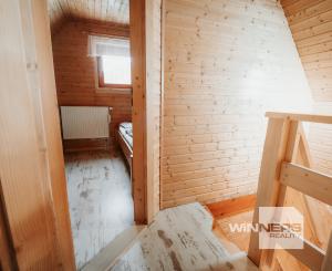 EXKLUZÍVNE Vám ponúkame na predaj dvojpodlažnú rekreačnú chatu s moderným interiérom v časti obce Litmanová