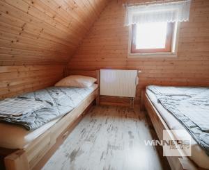 EXKLUZÍVNE Vám ponúkame na predaj dvojpodlažnú rekreačnú chatu s moderným interiérom v časti obce Litmanová