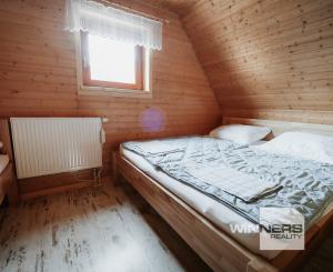 EXKLUZÍVNE Vám ponúkame na predaj dvojpodlažnú rekreačnú chatu s moderným interiérom v časti obce Litmanová