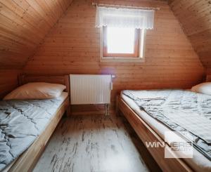 EXKLUZÍVNE Vám ponúkame na predaj dvojpodlažnú rekreačnú chatu s moderným interiérom v časti obce Litmanová