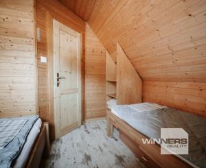 EXKLUZÍVNE Vám ponúkame na predaj dvojpodlažnú rekreačnú chatu s moderným interiérom v časti obce Litmanová
