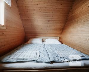 EXKLUZÍVNE Vám ponúkame na predaj dvojpodlažnú rekreačnú chatu s moderným interiérom v časti obce Litmanová