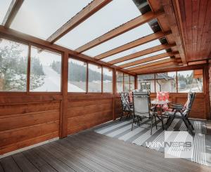 EXKLUZÍVNE Vám ponúkame na predaj dvojpodlažnú rekreačnú chatu s moderným interiérom v časti obce Litmanová